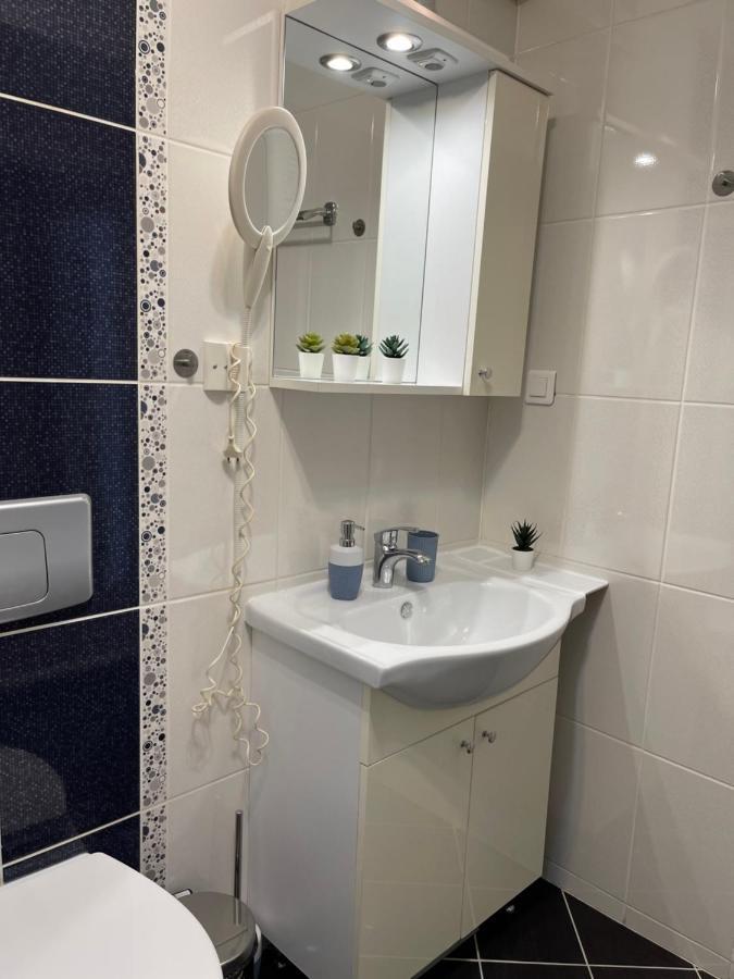 Relaxing Bucharest Airport Residences & Therme-Self Check-In Otopeni Bagian luar foto